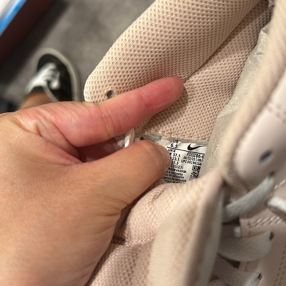 Brand New Pink and white Womens Nikes Size 6.5 - Picture 7 of 8